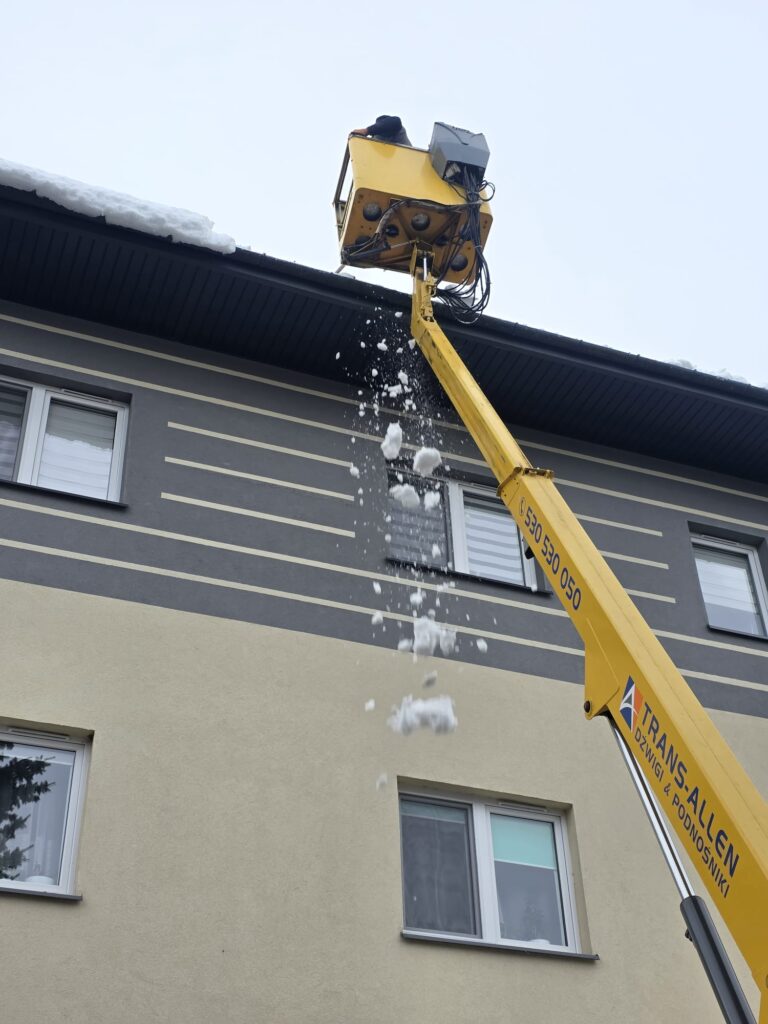 Strącanie zawisi śnieżnych, usuwanie sopli z dachów, odśnieżanie dachów. Jasło, Krosno, Tarnów, Nowy Sącz. Transallen Jasło