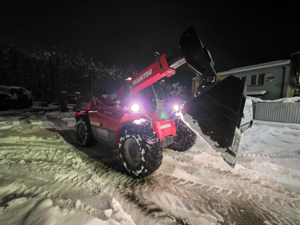 Odśnieżanie parkingów ładowarkami teleskopowymi Manitou, traktorkami z pługami. Odśnieżanie firm, dachów